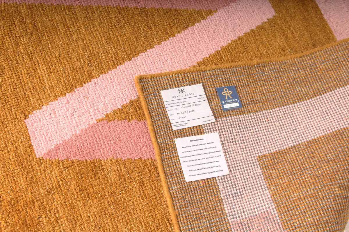 Nordic Knots Folding Ribbon Carpet (9 ft x 12 ft)